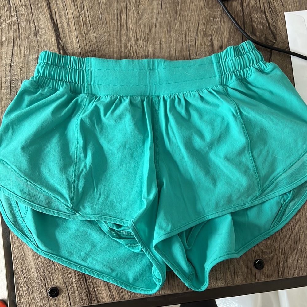 Lululemon Hotty Hot 2.5” inseam Sz 4